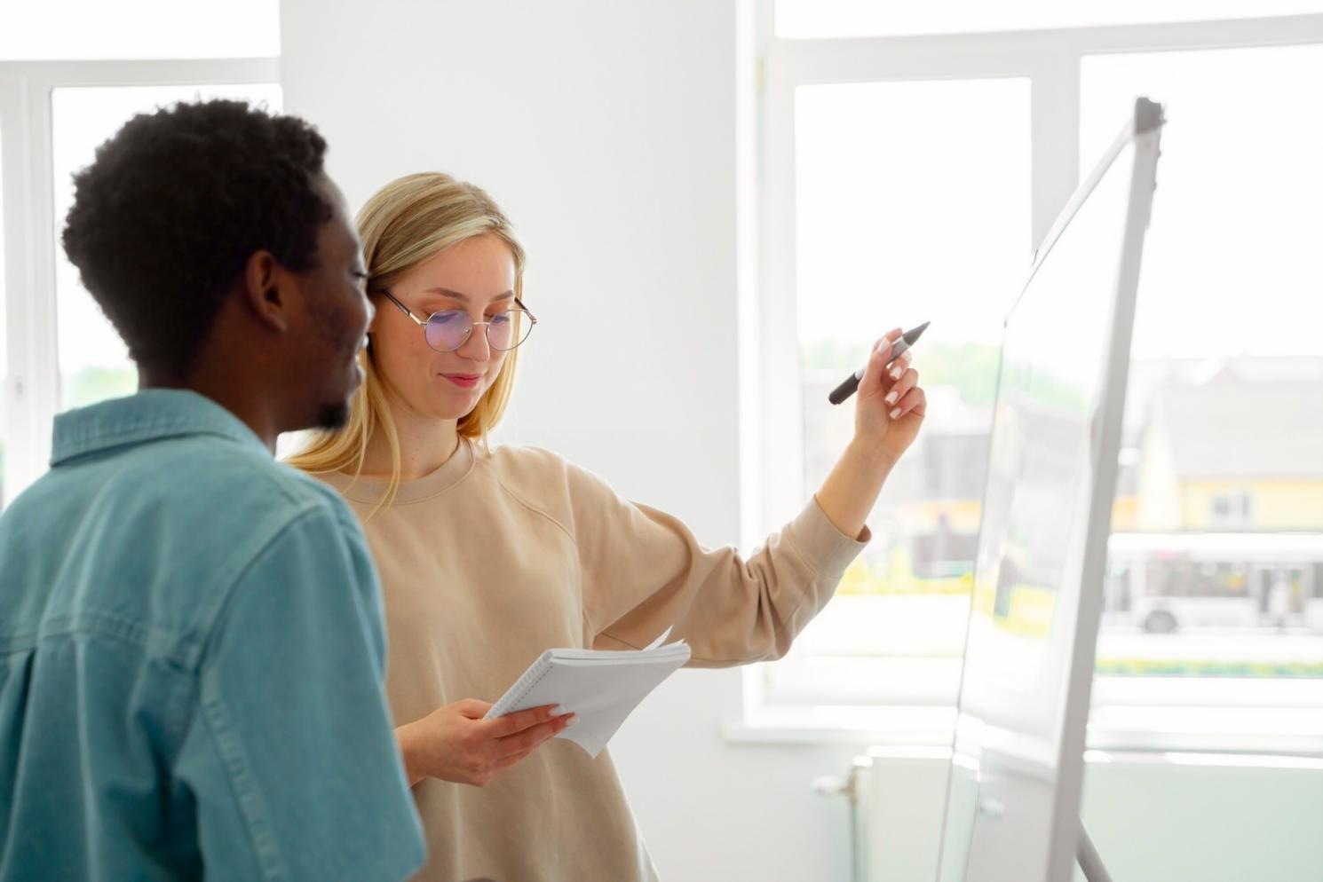 Persona organizando documentos financieros en un espacio ordenado