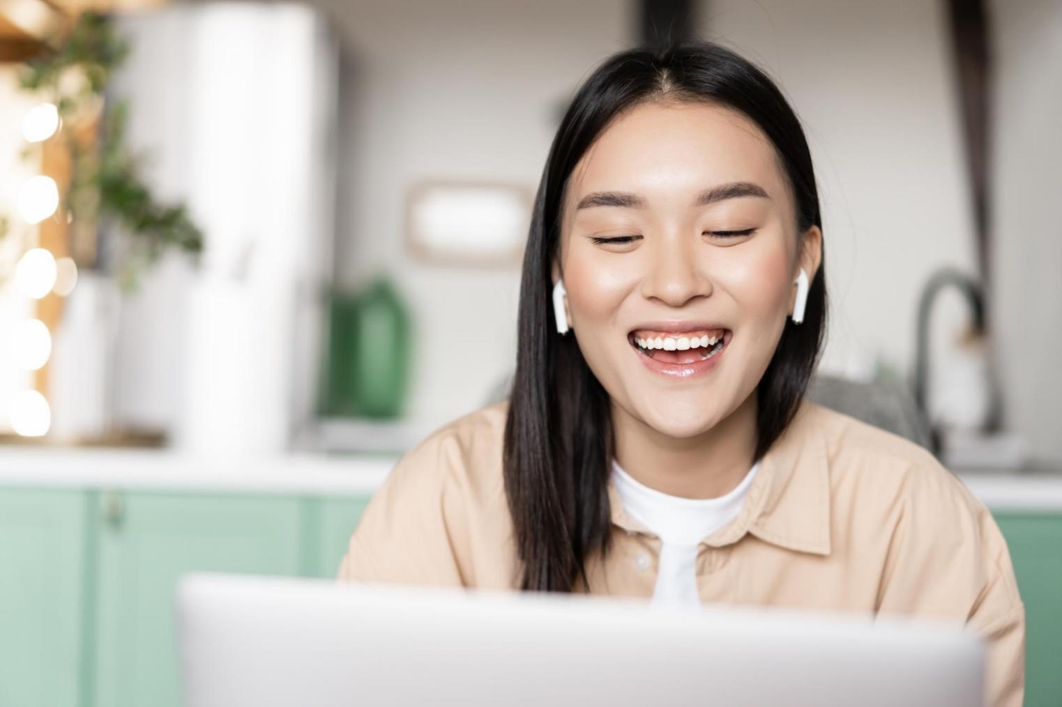 Sesión de trabajo colaborativo con documentos financieros y calculadora