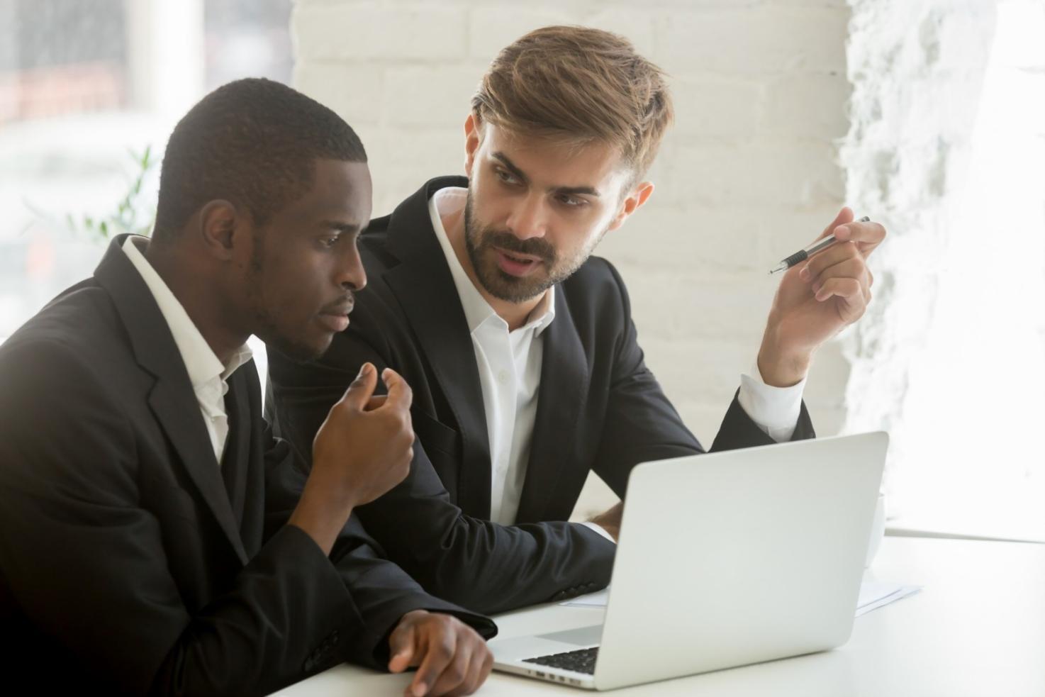 Gráficos financieros y análisis de datos en pantalla de ordenador