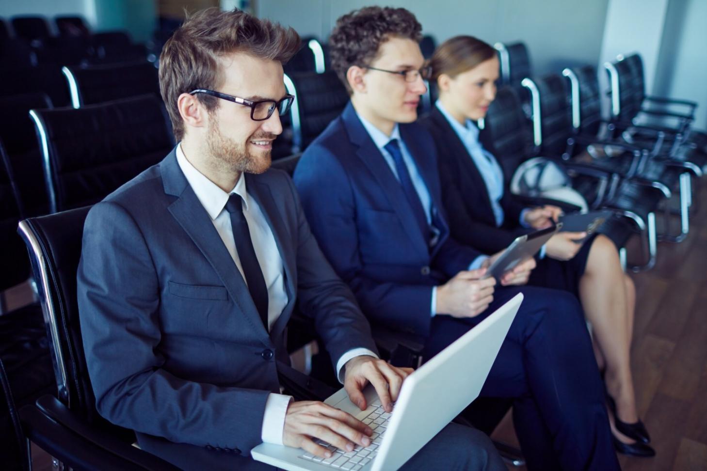 Espacio de trabajo ordenado con documentos financieros