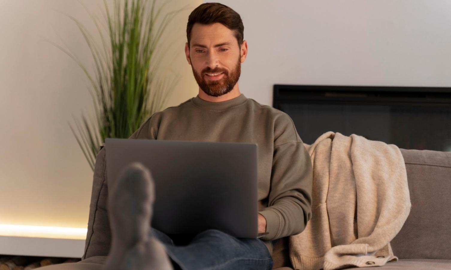 Persona planificando presupuesto familiar con documentos organizados