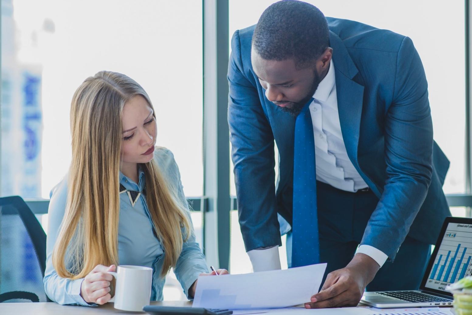 Persona revisando documentos financieros en un escritorio organizado